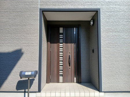  �y�G���g�����X�^���n�ʐ^�z�������Ƃ������ցB�����t���̃|�[�`���̗p���āA�J�̓��ɔz�����Ă��܂��B�߂��ɑ�z�{�b�N�X��ݒu���邱�ƂŁA���֗��ɂȂ�܂��B