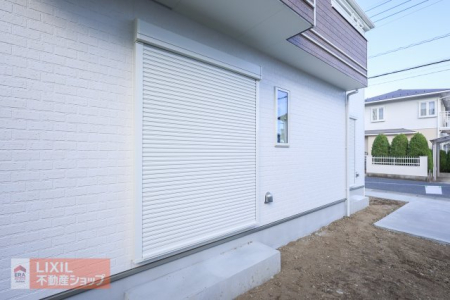  �y�h�Ɛݔ��z���n�����ʐ^�B�P�K���r���O�ɂ͉J���̋������ɂ��𗧂h�ƃV���b�^�[�����Ă��܂��B