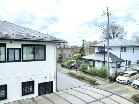 ���̑� �y��������̒��]�^���n�ʐ^�z�o���R�j�[����̌i�F�ł��B�אڂ��������Ƃ̊Ԋu���L���A��������ǍD�ł��B