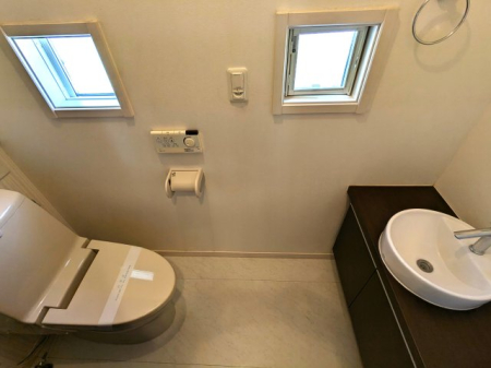 �g�C�� �Q�K�̃g�C���ɂ͐��ʑ䂪�t���Ă��܂�