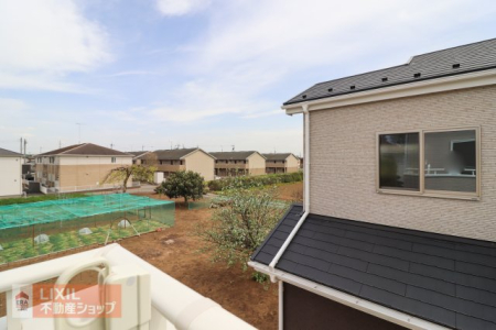 ���̑� �y��������̒��]�z���n�����ʐ^�B�o���R�j�[����̌i�F�B�\���ȊԊu���m�ۂ���Ă���܂��B