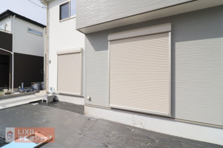  �y�h�Ɛݔ��z���n�����ʐ^�B�P�K���r���O�ɂ͉J���̋������ɂ��𗧂h�ƃV���b�^�[�����Ă��܂��B