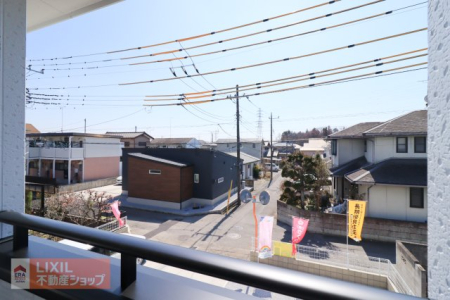 ���̑� �y��������̒��]�z���n�����ʐ^�B�o���R�j�[����̌i�F�B�\���ȊԊu���m�ۂ���Ă���܂��B